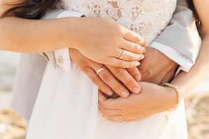 Na którym palcu obrączka? Zwyczaje z różnych krajów